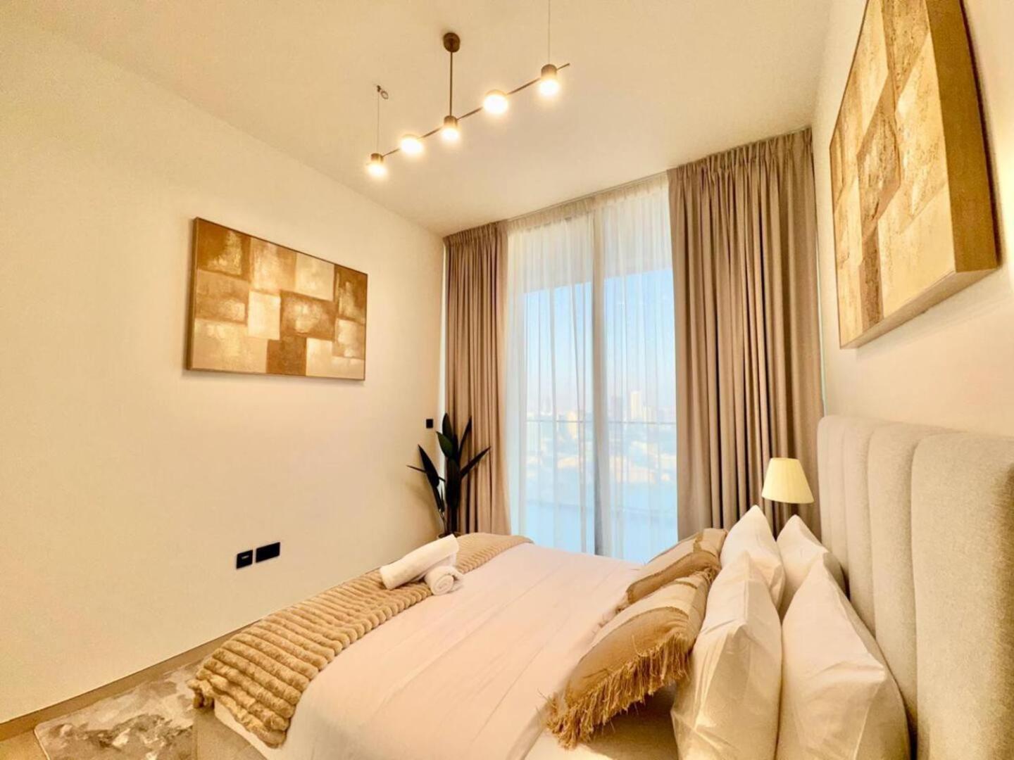 Modern One Bedroom Apartment *