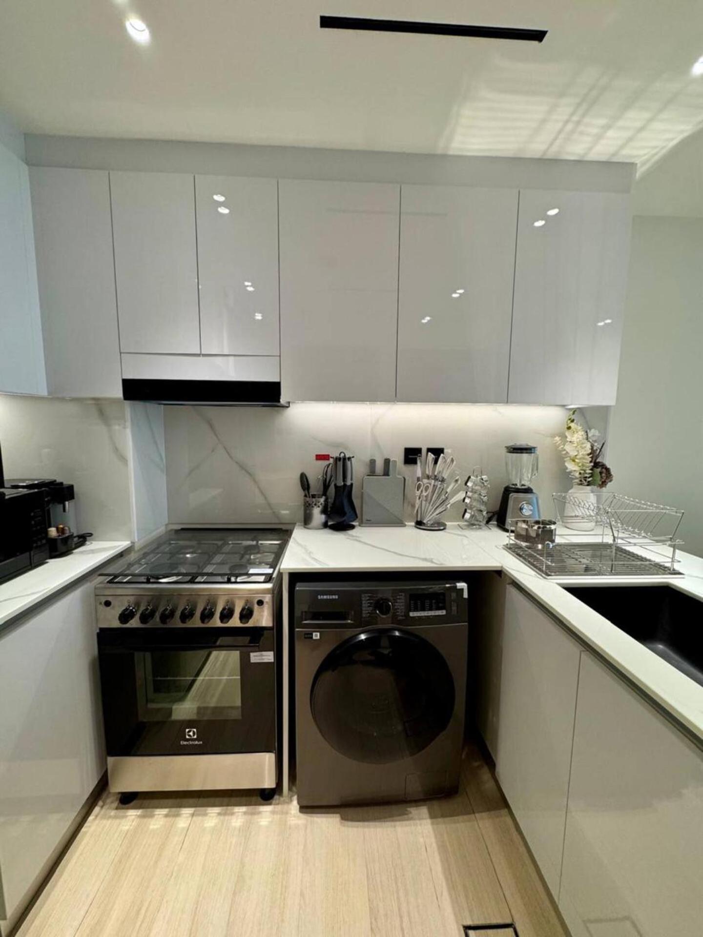 Modern One Bedroom *