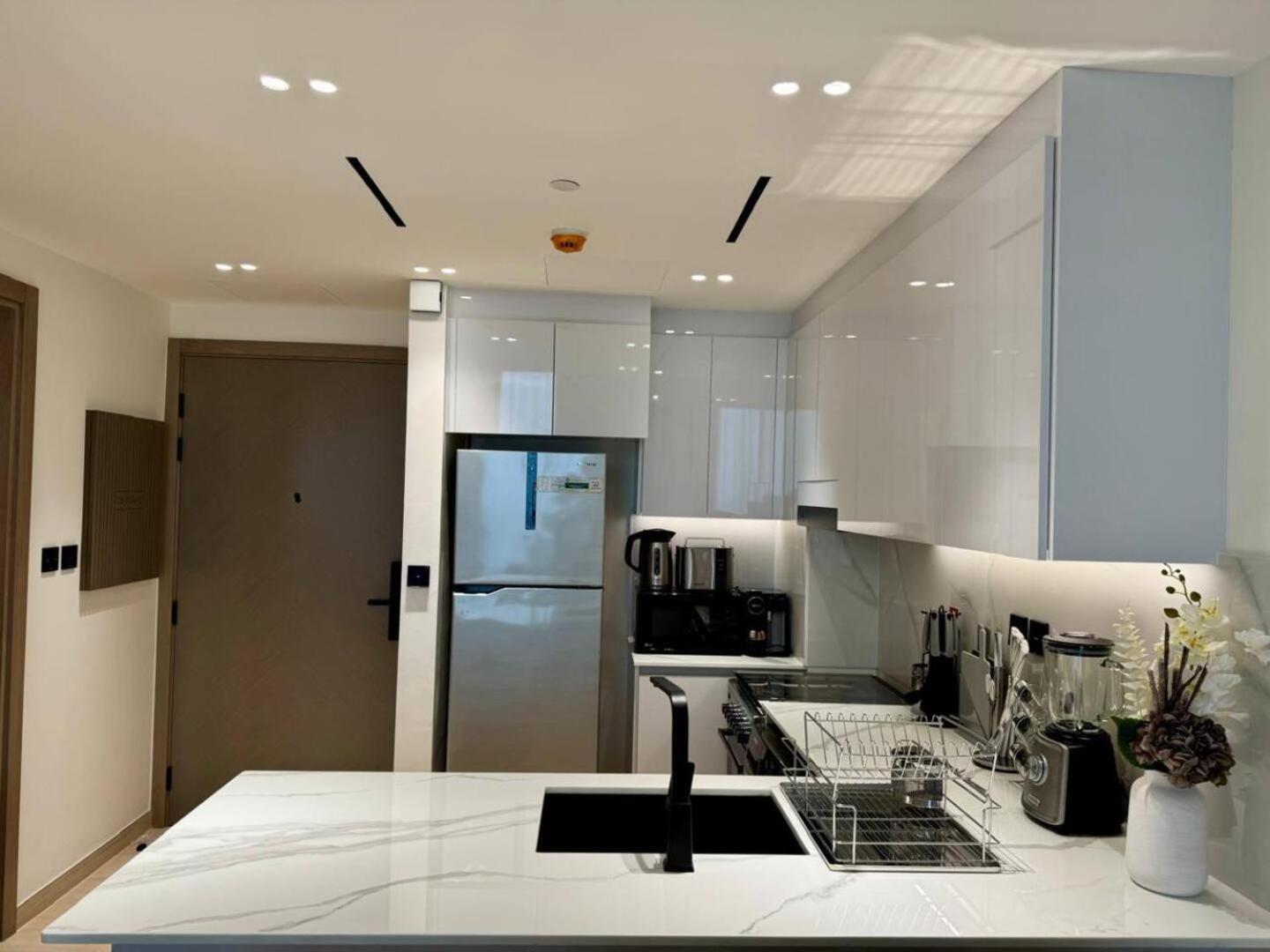 Modern One Bedroom Apartment *