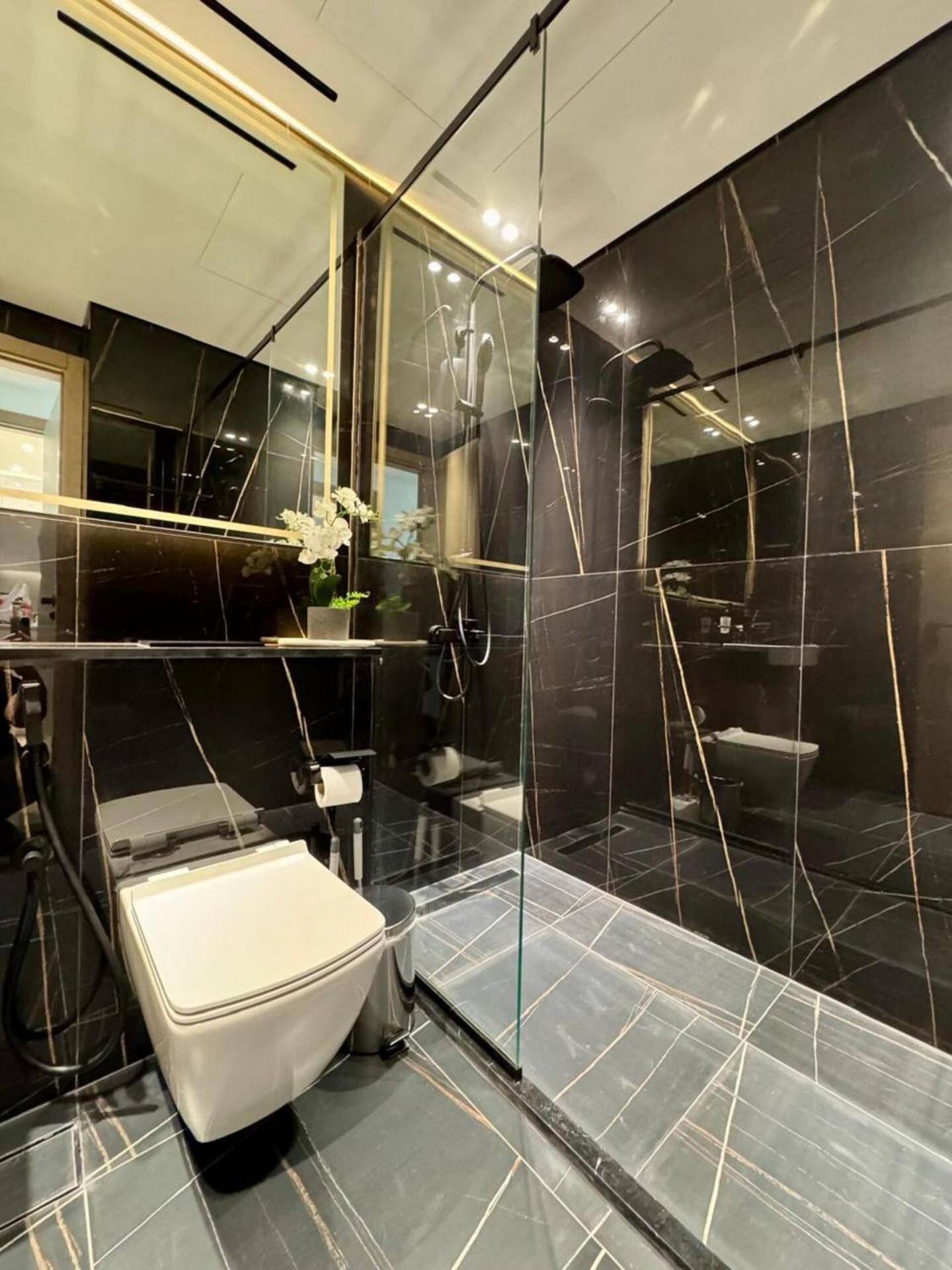 Modern One Bedroom Apartment *